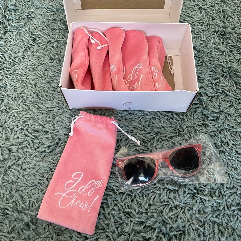Bachelorette party favor sunglasses - “I Do Crew” with velvet pouches (6 pieces)